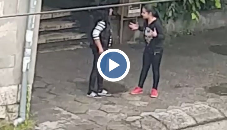 Дъщеря бие майка си на улицата